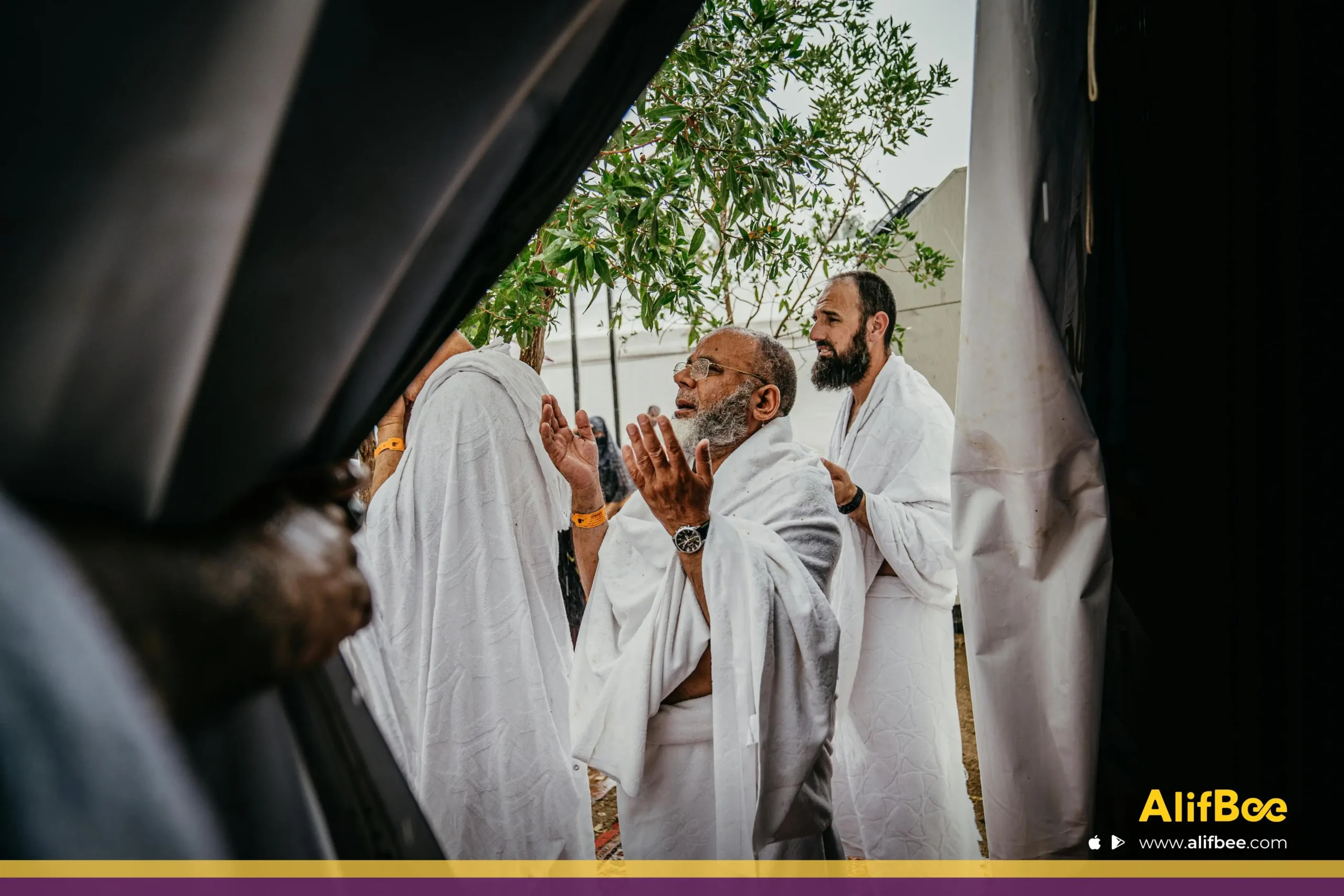Pelajari apaapa yang harus dikatakan kepada seseorang yang akan menunaikan ibadah haji dalam bahasa Arab, dengan frasa sederhana, pengucapan, arti, dan catatan penggunaan yang sopan.
